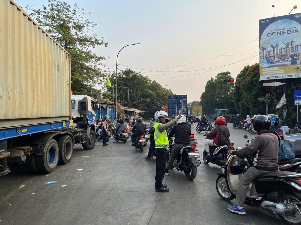 Bongkar Muat Truk Pemicu Kemacetan Parah di Jalan Cakung Cilincing