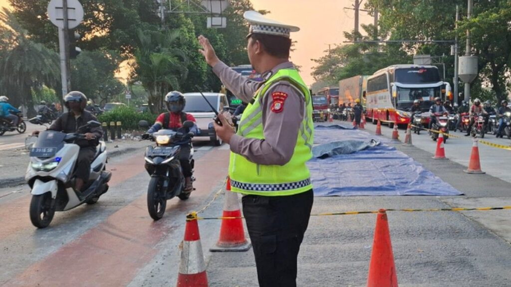 Pengecoran Jalan Picu Kemacetan Parah di Cengkareng dan Cibubur