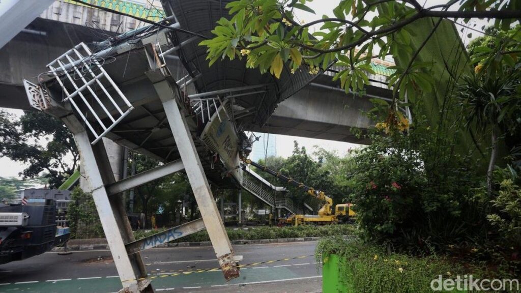 Dishub DKI Jakarta Pasang Rambu Batas Ketinggian Kendaraan