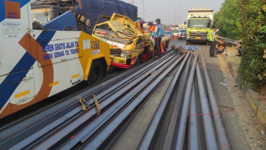 Truk Besi Tabrak Truk Tanah di Tol JORR Jati Asih