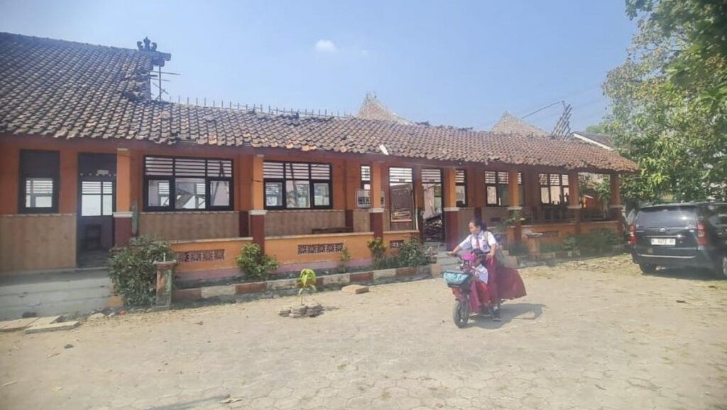Atap Dua Ruangan SDN Tanggirejo Ambrol Akibat Lapuk Dimakan Rayap