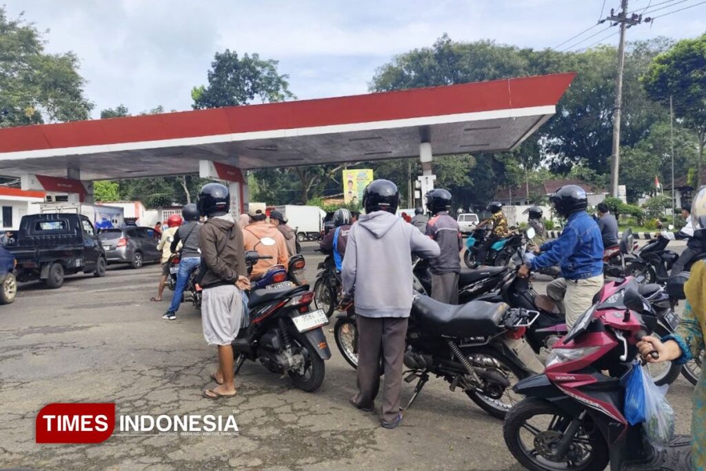 Antrean Motor Suzuki Thunder di SPBU Bekasi Picu Kekesalan Pengendara