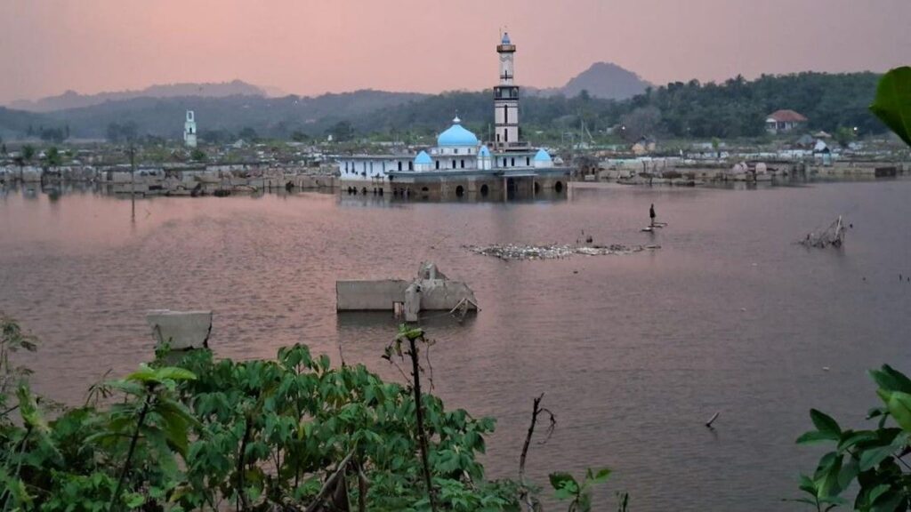 Masjid Bersejarah di Bendungan Karian Tetap Utuh Meski Tergenang Air