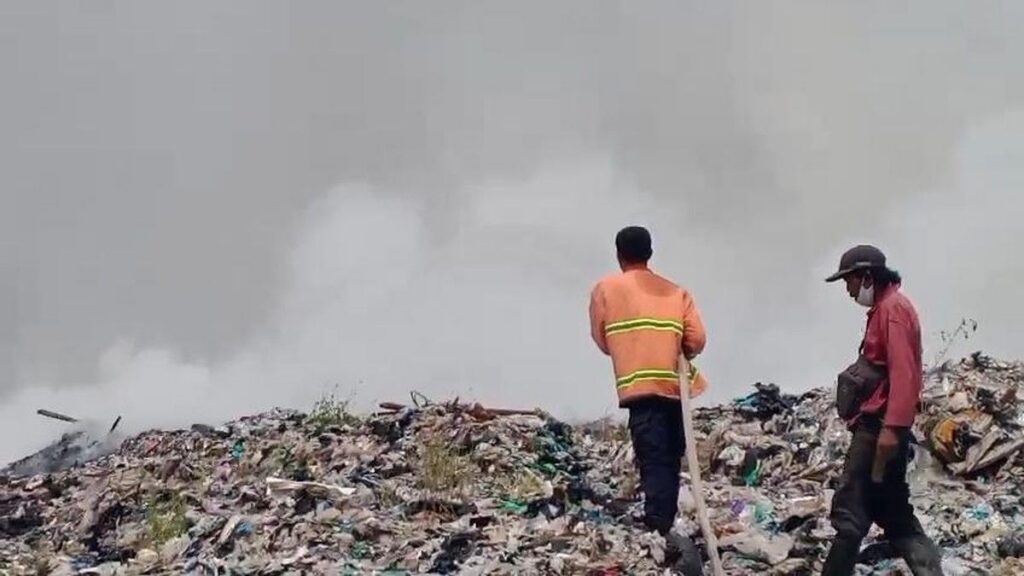 TPA Dengung Lebak Terbakar Api Diduga dari Ilalang