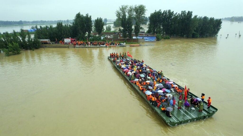 China Evakuasi Ribuan Korban Banjir Pakai Jembatan Apung Portabel