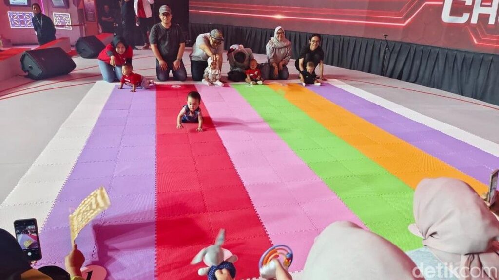 Keseruan Puluhan Bayi Mengikuti Lomba Merangkak Tiny Crawler di Jakarta