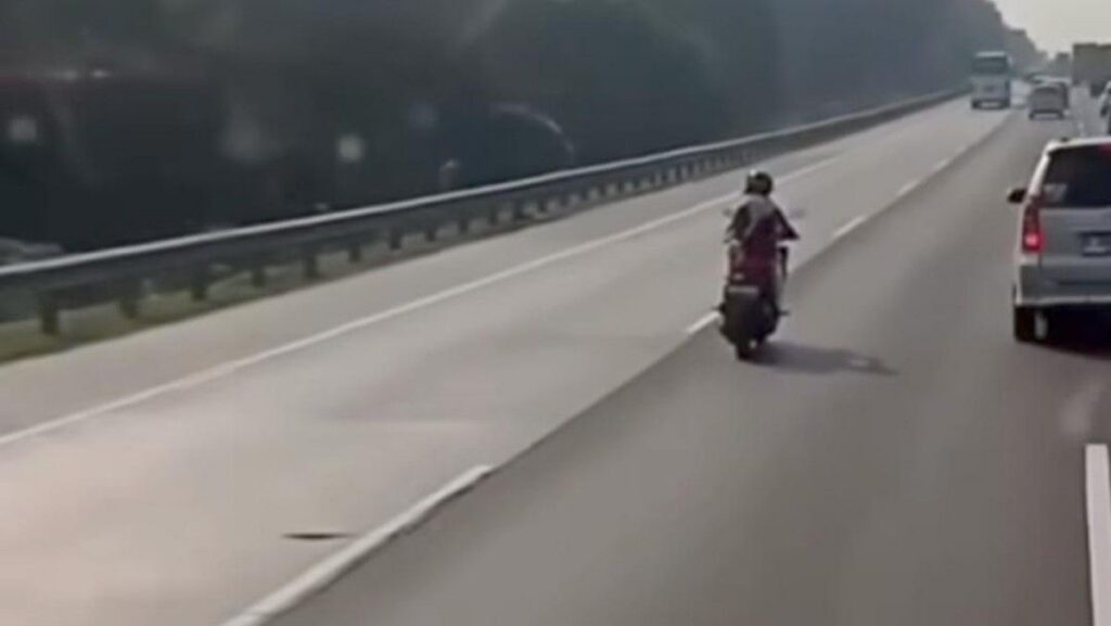 Salah Baca Google Maps, Pemotor Wanita Masuk Tol Jakarta-Cikampek