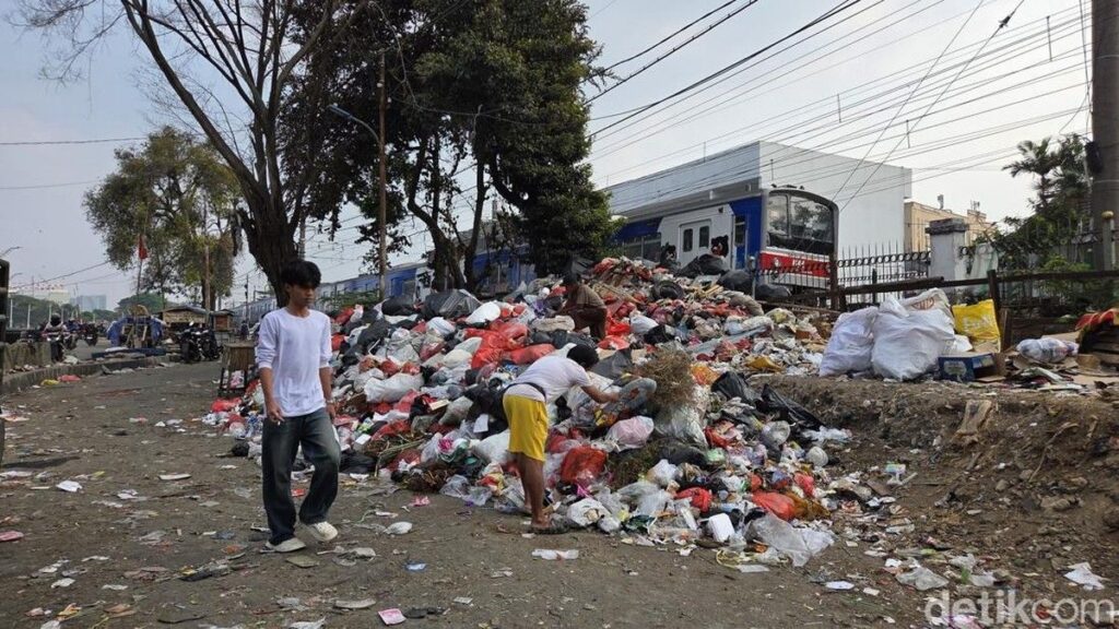 Warga Pasar Minggu Keluhkan Tumpukan Sampah TPS Liar Tanjung Barat