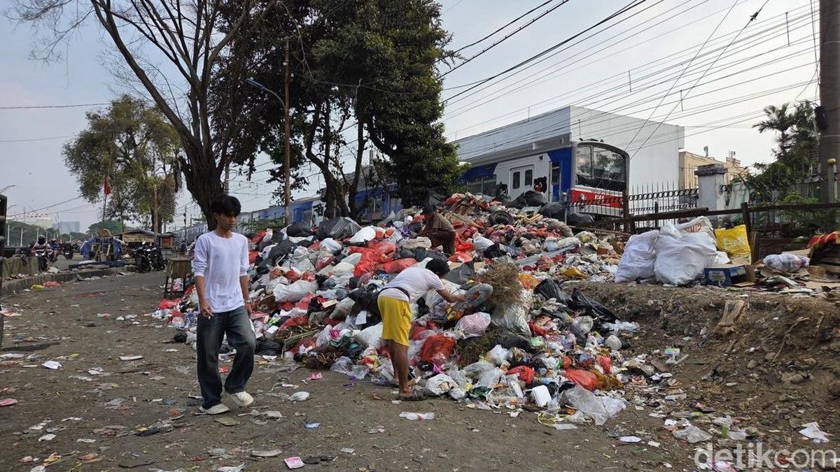 Warga Pasar Minggu Keluhkan Tumpukan Sampah TPS Liar Tanjung Barat