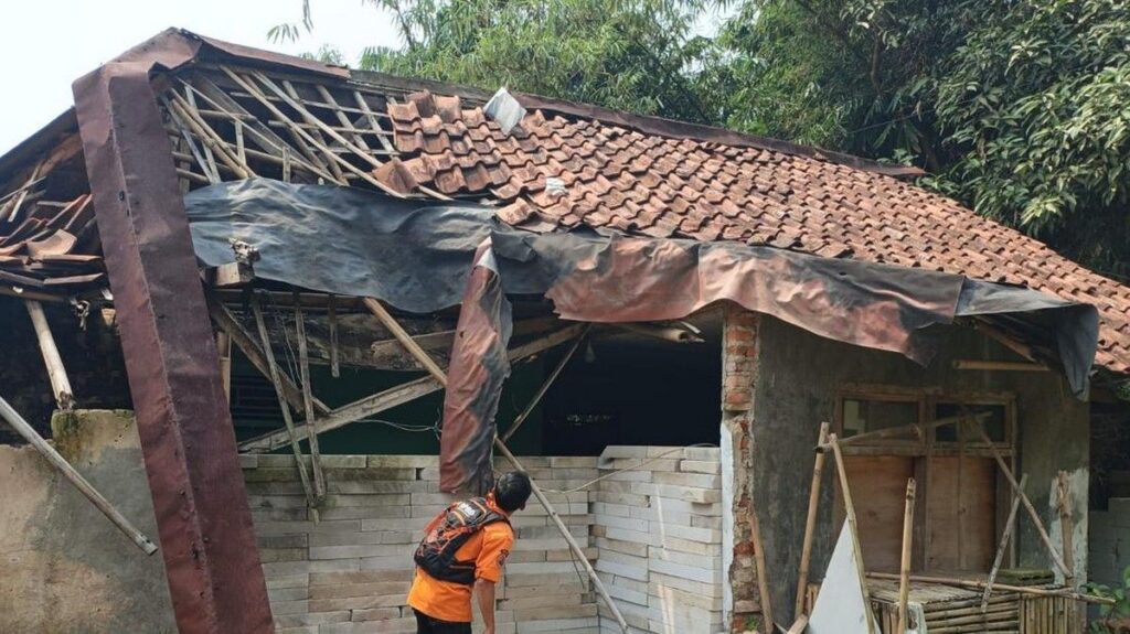 Angin Kencang Rusak Sembilan Rumah di Leuwisadeng Bogor