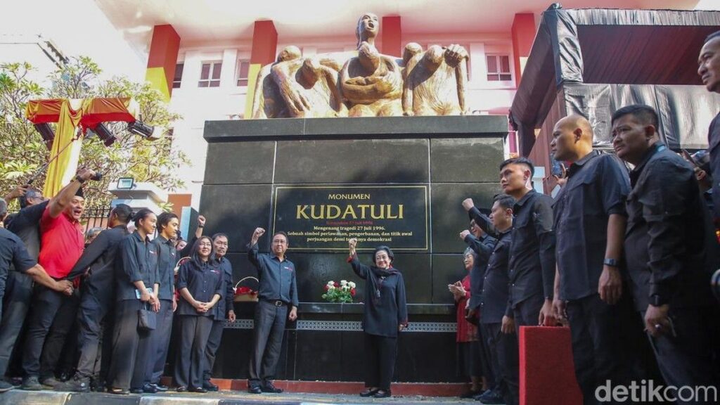 Megawati Resmikan Monumen Kudatuli Peringati Tragedi 30 Tahun