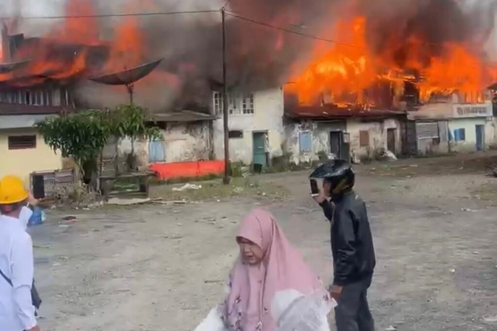 Kebakaran Pasar Kayu Tanam Hanguskan 15 Kios dan Melukai Warga