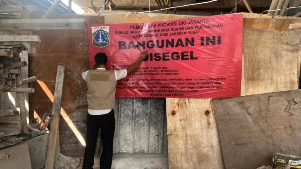 Suku Dinas CKTRP Segel Kembali Bangunan Melanggar Izin di Gambir