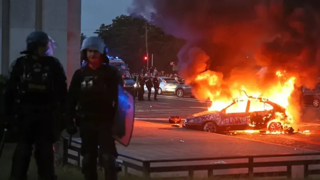 Polisi Perancis Tangkap 780 Orang Pasca-Kemenangan Paris Saint-Germain