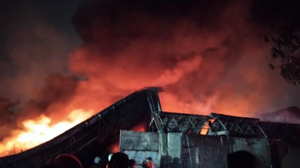 Kebakaran Hanguskan Pabrik Sandal di Periuk Kota Tangerang