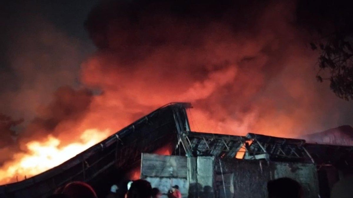 Kebakaran Hanguskan Pabrik Sandal di Periuk Kota Tangerang
