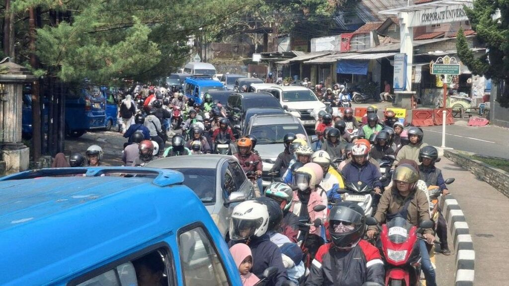 Polisi Terapkan One Way Urai Kepadatan Lalu Lintas di Puncak