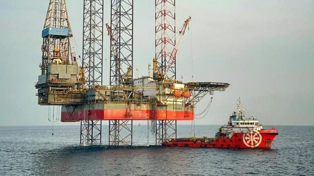 Harga Minyak Dunia Melonjak Saham Sektor Energi Menguat