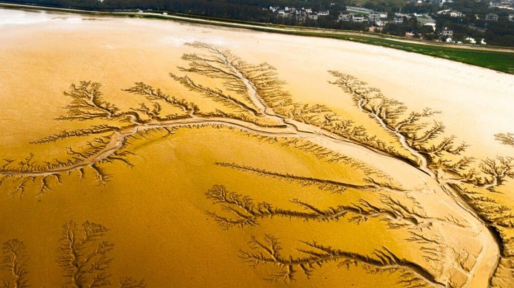 Metana Cair Gerakkan Siklus Cuaca dan Sungai di Titan