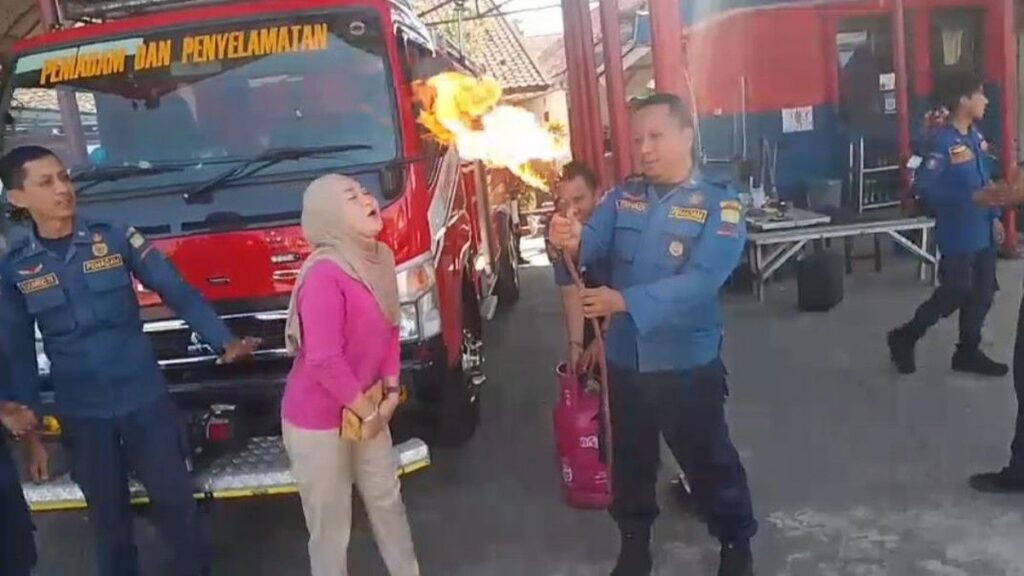 Petugas Damkar Sumedang Terima Permintaan Unik Ucapan Ulang Tahun