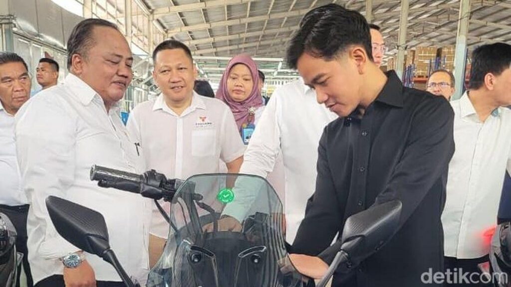 Wapres Gibran Uji Motor Listrik Tangkas X7 di Tangerang