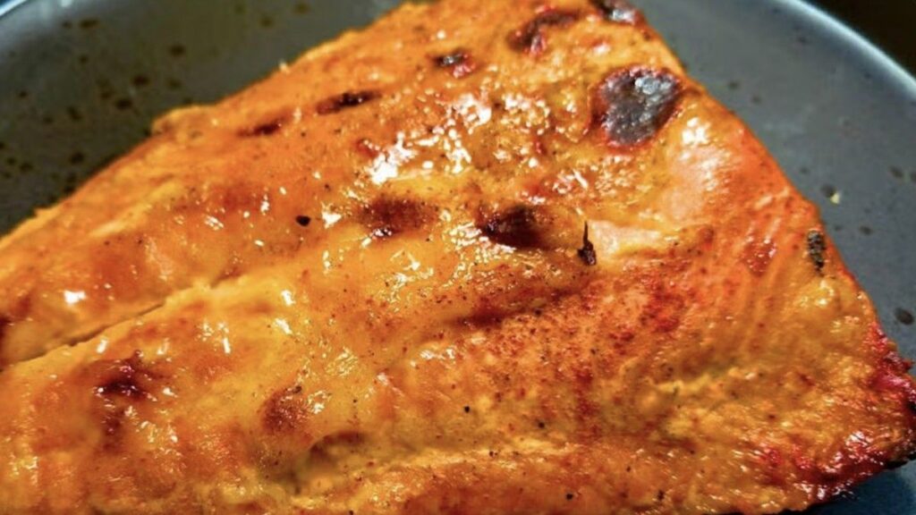Trik Bikin Salmon Panggang Tetap Juicy Menggunakan Olesan Mayones