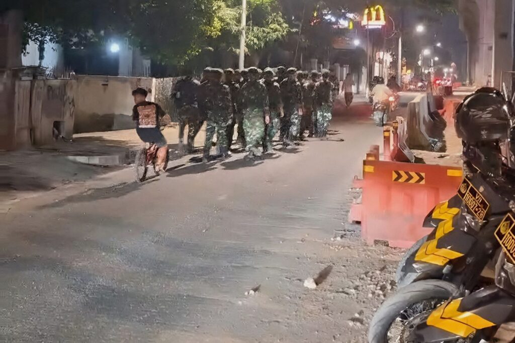Aparat Gabungan Halau Sekelompok Massa Berpengaruh di Menteng