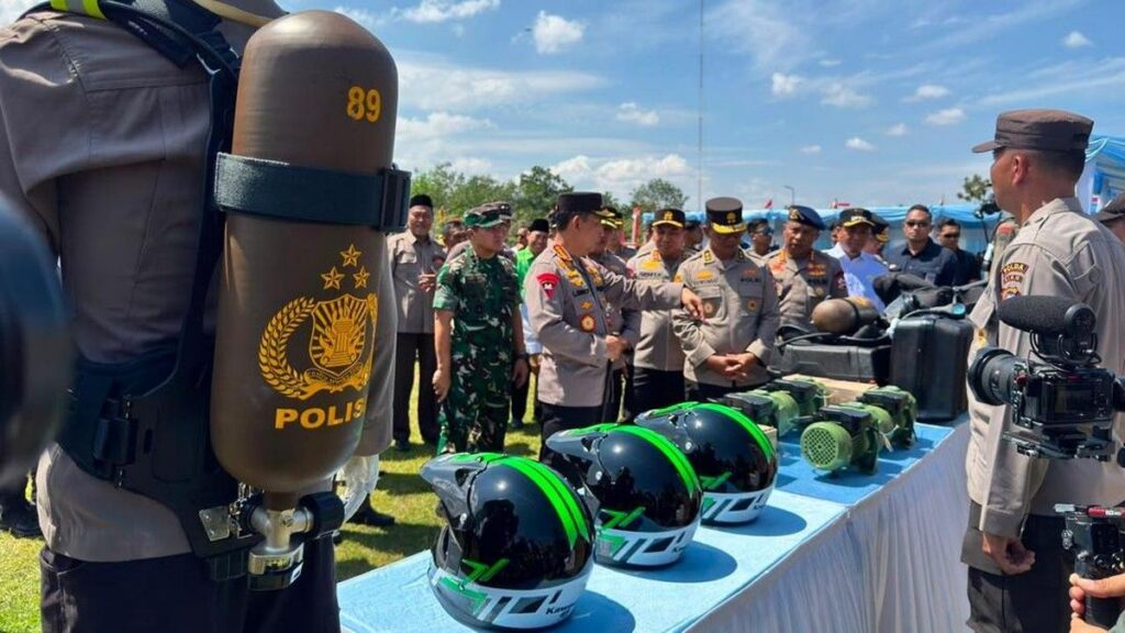 Kapolri Serahkan Bantuan Alat Karhutla ke Polda Riau