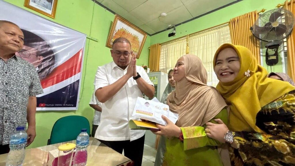 Andre Rosiade Berikan Bantuan Rp 60 Juta untuk Tiga Alumni SMAN 14 Padang ke Al Azhar
