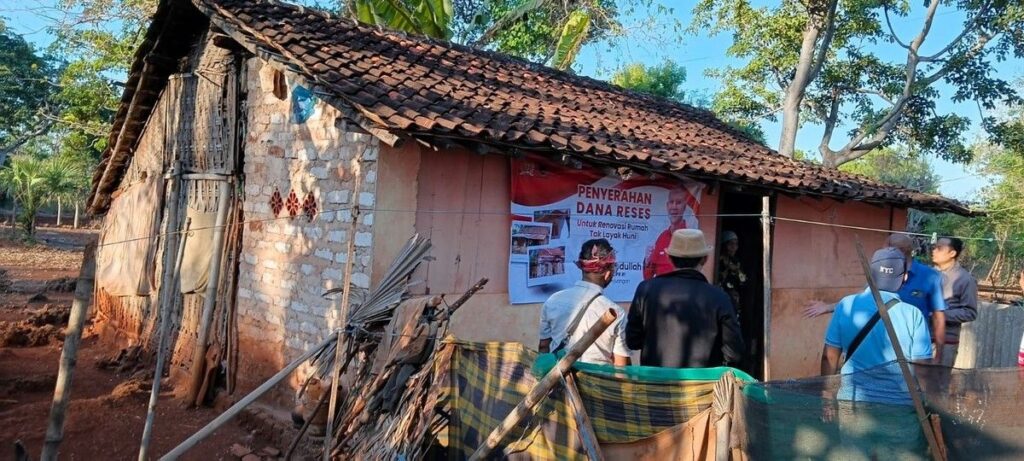Said Abdullah Salurkan Dana Reses untuk Renovasi Rumah di Sumenep
