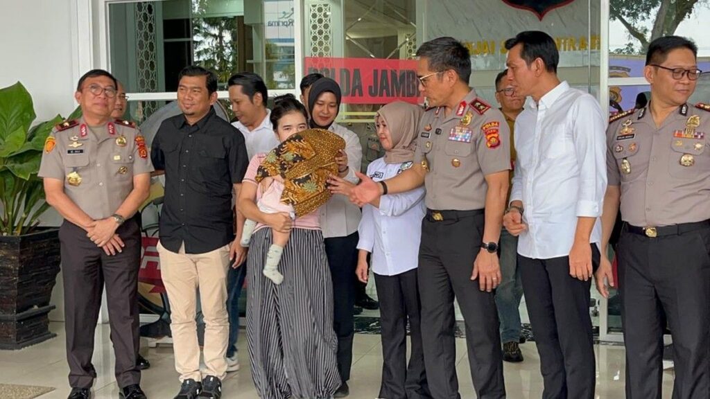 Polda Jambi Kembalikan Bayi Terjual ke Ibu Kandung