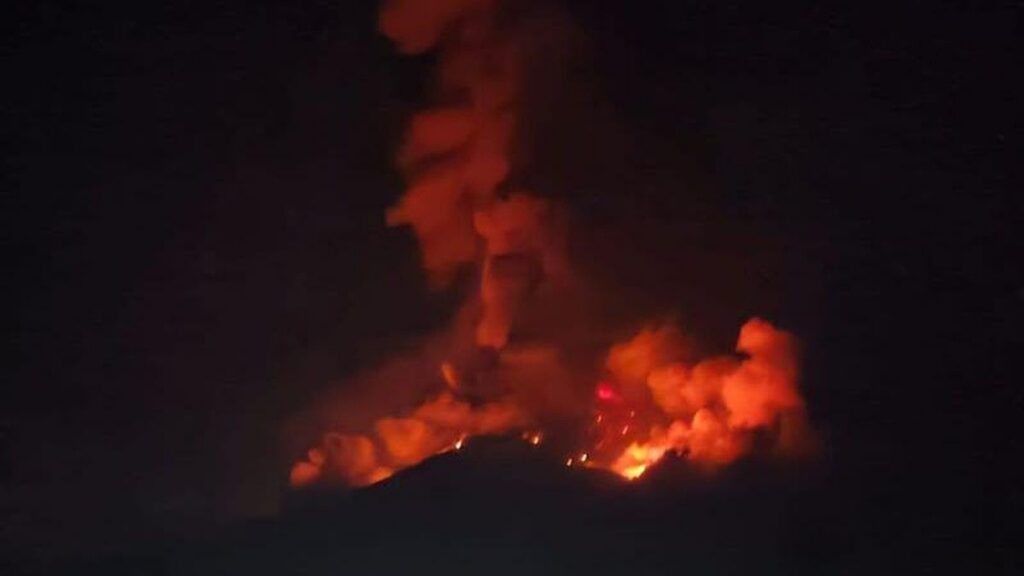 Gunung Karangetang Meletus Lontarkan Material Pijar ke Sekitar Kawah
