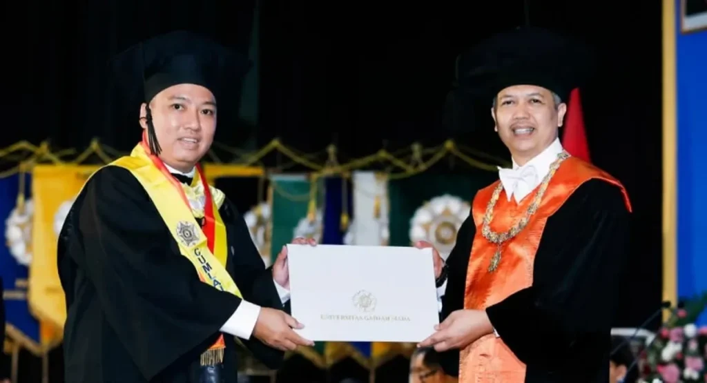 Martin Anggiat Tampubolon Selesaikan S2 UGM dalam 13 Bulan