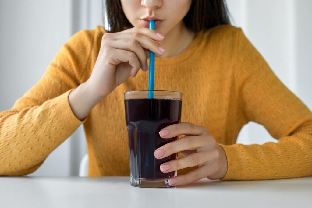 Dokter Larutkan Gumpalan Makanan di Lambung Pasien Menggunakan Diet Coke