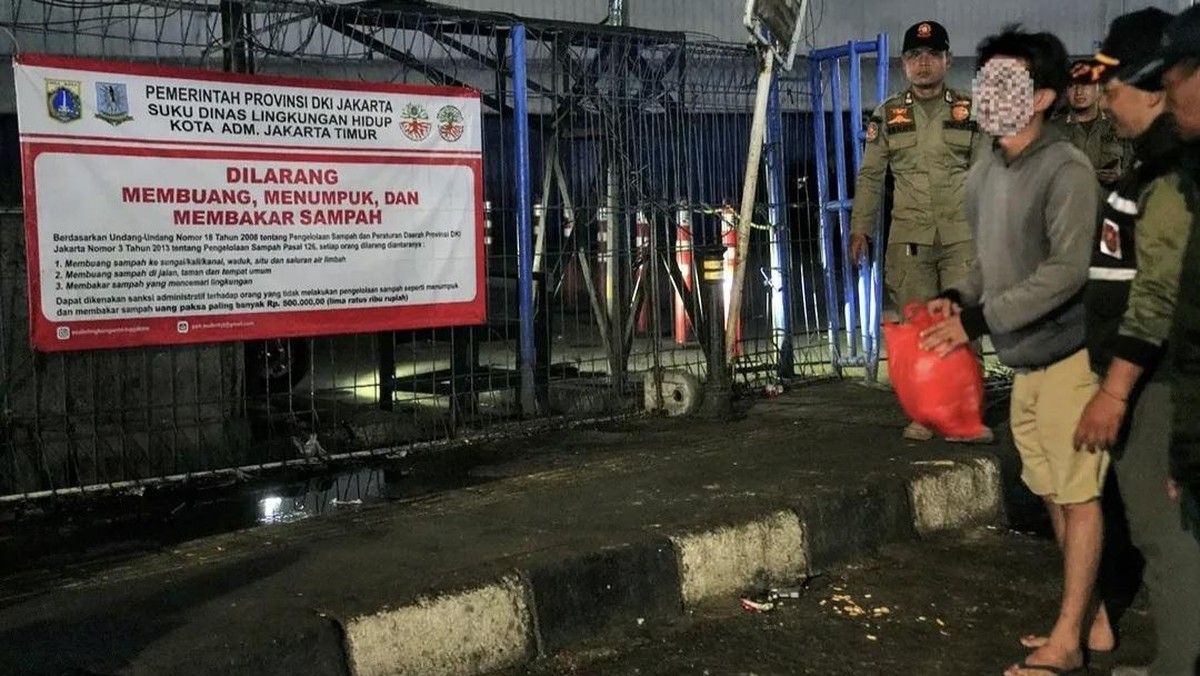 Sudin LH Jaktim menangkap pelaku buang sampah sembarangan
