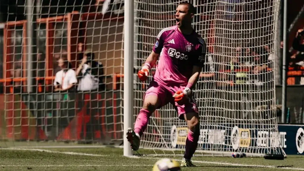 Maarten Paes Perkuat Timnas Indonesia Usai Bawa Ajax ke Conference League