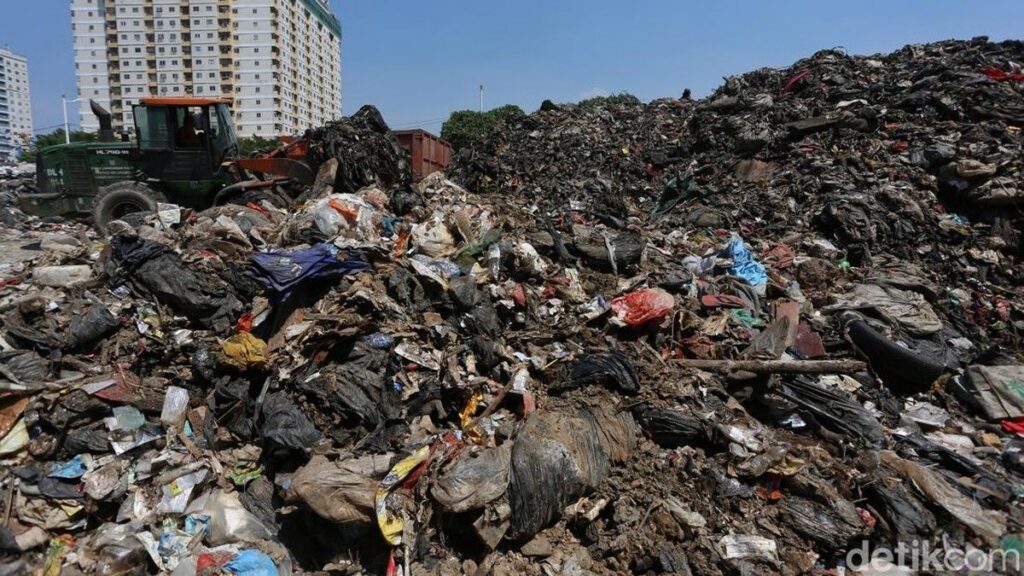 Gubernur DKI Proses Hukum Pengelola Sampah Ilegal di Penjaringan