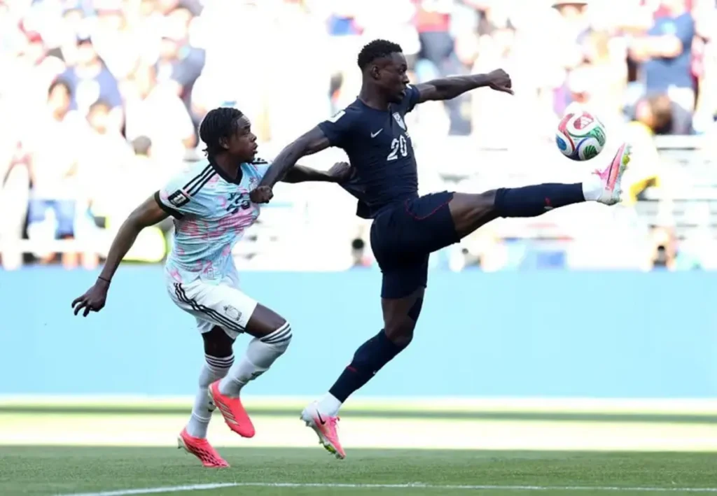 UEFA Kecam Keputusan FIFA Batalkan Sanksi Kartu Merah Folarin Balogun
