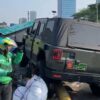 Mobil Dinas TNI Tabrak Rambu Jalan hingga Roboh di Slipi