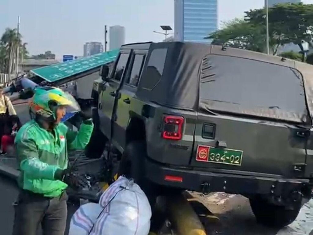 Mobil Dinas TNI Tabrak Rambu Jalan hingga Roboh di Slipi