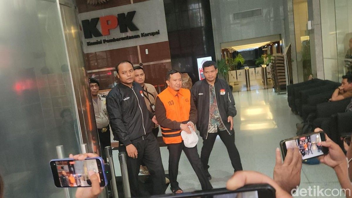 KPK Tahan Anggota DPRD Jatim Moch Mahrus Kasus Suap Hibah
