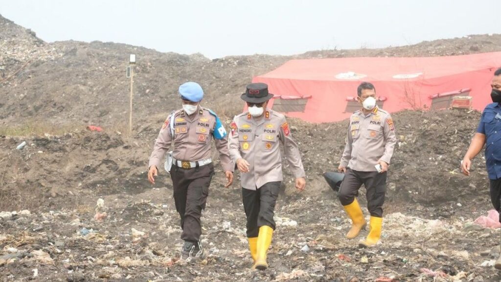 Petugas Evakuasi 158 Warga Terdampak Kebakaran TPA Jatiwaringin Tangerang