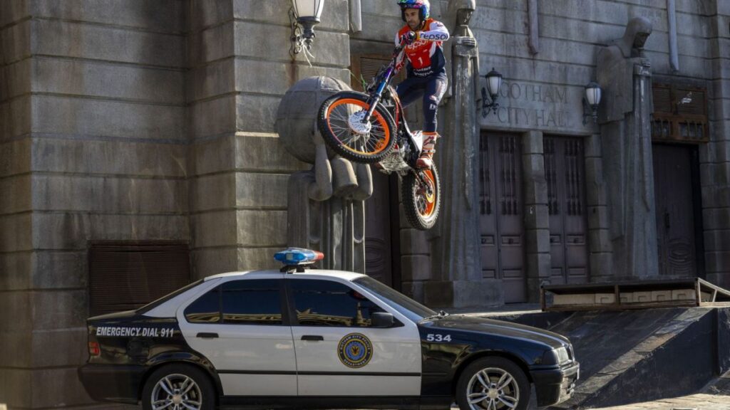 Toni Bou Beraksi Sebagai Superhéroe di Parque Warner Madrid