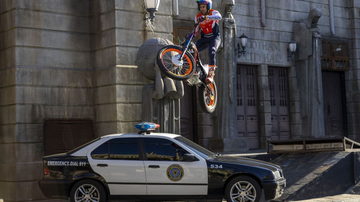 Toni Bou Beraksi Sebagai Superhéroe di Parque Warner Madrid