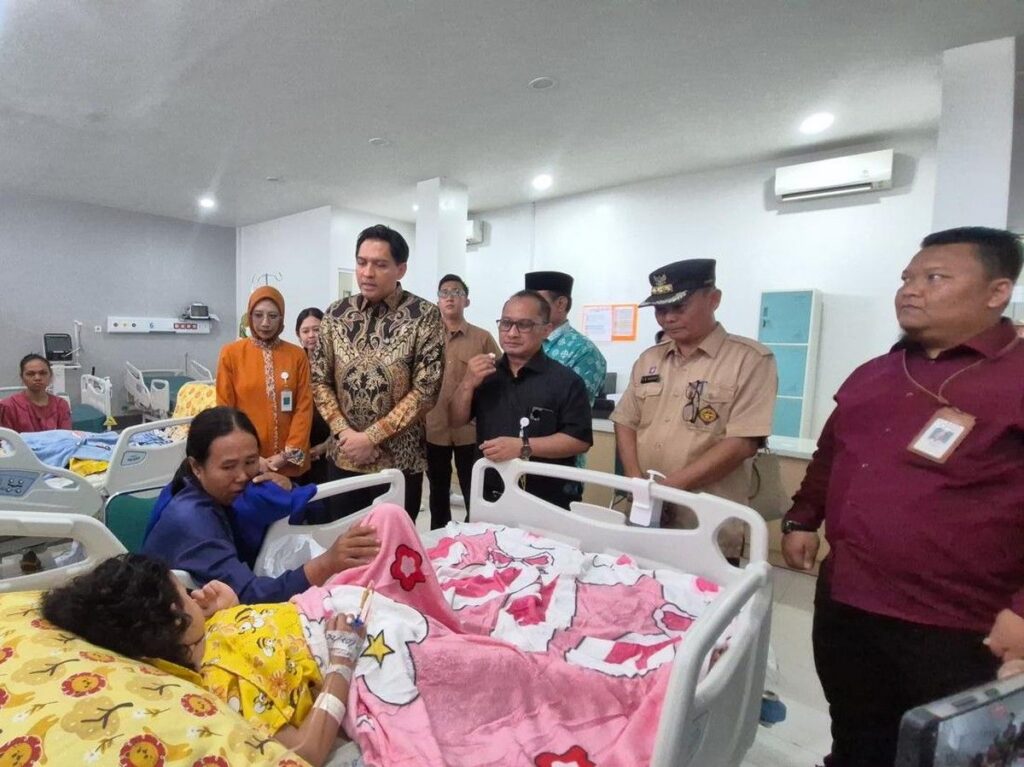 Bupati Indramayu Lucky Hakim Santuni Korban Kecelakaan Pantura