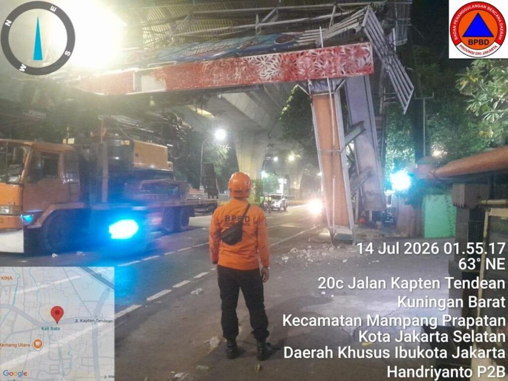 Truk Pengangkut Alat Berat Tabrak Jembatan Penyeberangan di Jakarta Selatan