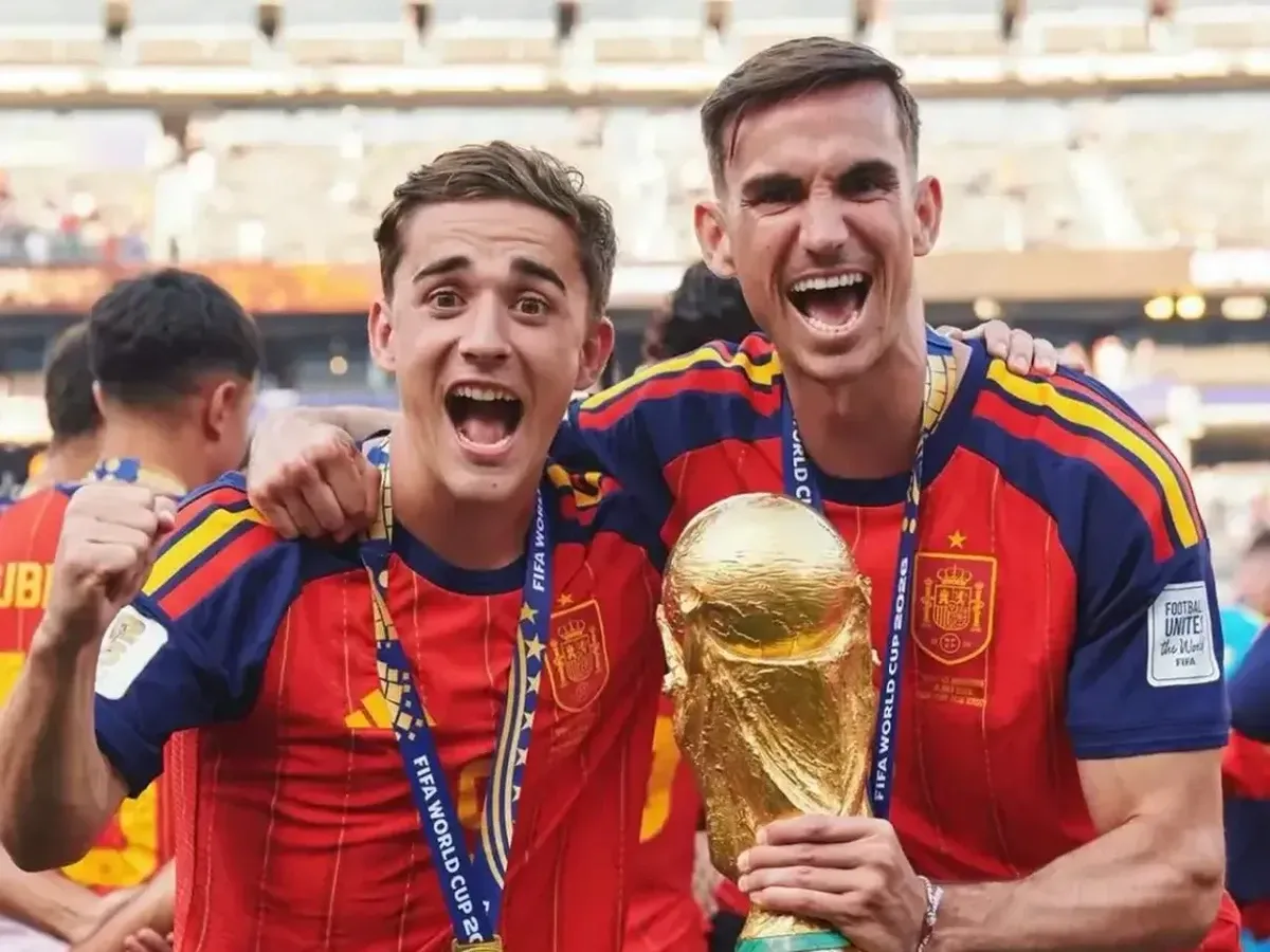 Gavi dan Fabian Ruiz Raih Hadiah Tomat Seberat Badan dari Warga