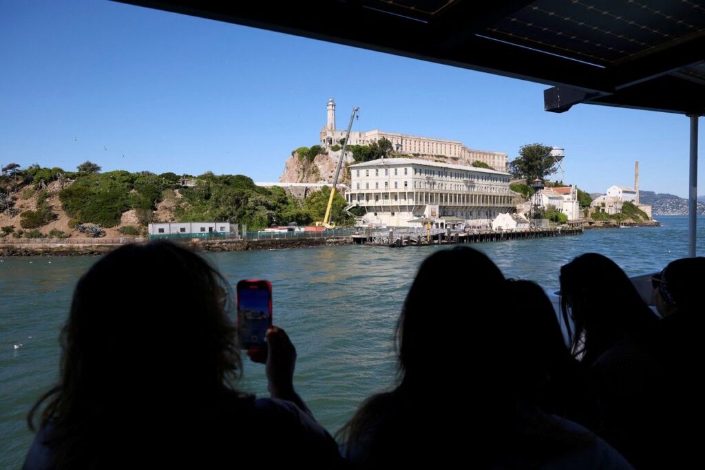 Kapal Pengangkut 19 Orang Tenggelam di Dekat Pulau Alcatraz