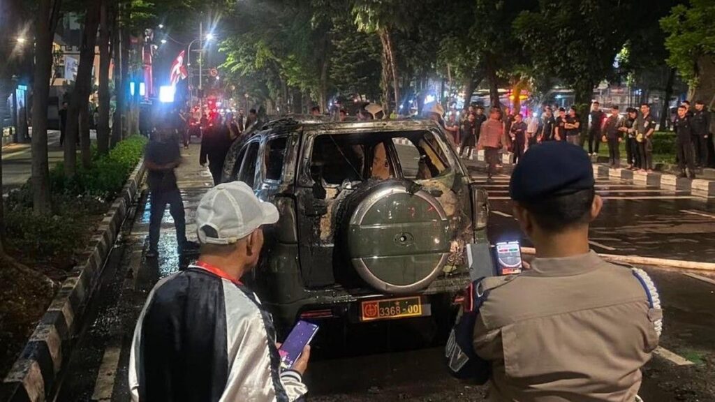 Mobil Dinas TNI Terbakar di Kawasan Senen Jakarta Pusat