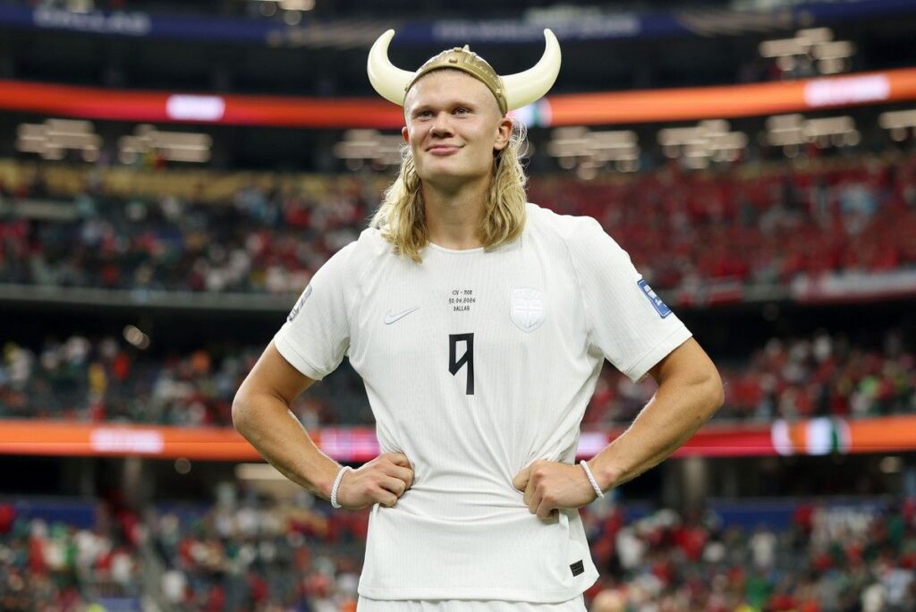 Erling Haaland Beli Buku Sejarah Viking Langka untuk Perpustakaan Bryne